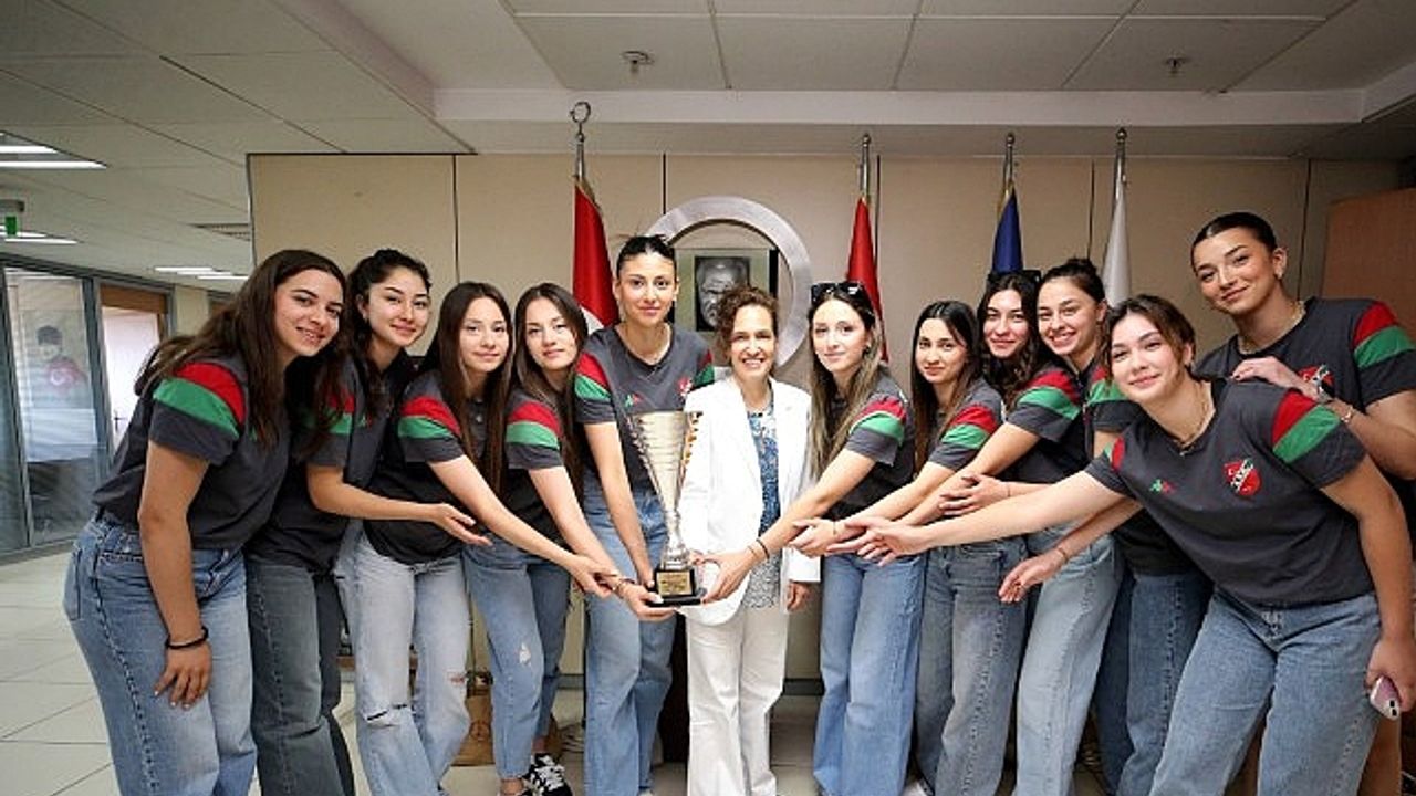 Voleybol ve yüzmede Karşıyaka rüzgarı esti