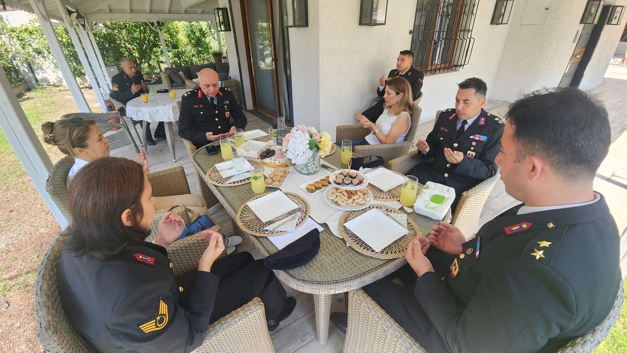General ve Eşi Şehit Ailelerini Ziyaret Etti