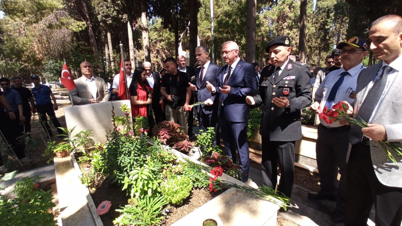 Protokolün Bayram arifesi mezarlık ziyareti…