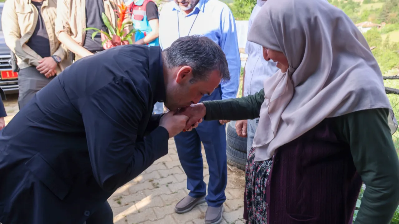 Bilecik Valisi, Şehit Sedat Çakır’ın ailesini ziyaret etti