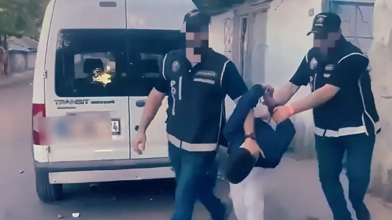 İstanbul’da kafeyi kurşunlayan 3 şüpheli yakalandı! Bakan Yerlikaya gençleri uyardı!
