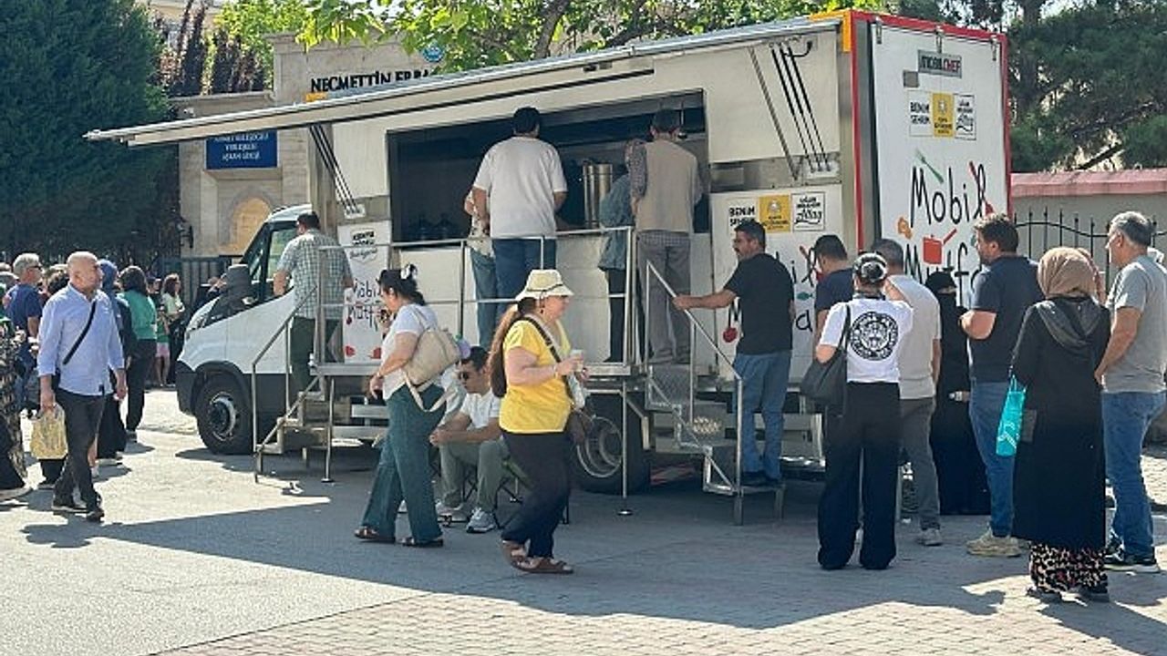 Konya Büyükşehir YKS’ye Giren Öğrencilerin Ailelerine İkramlarda Bulundu