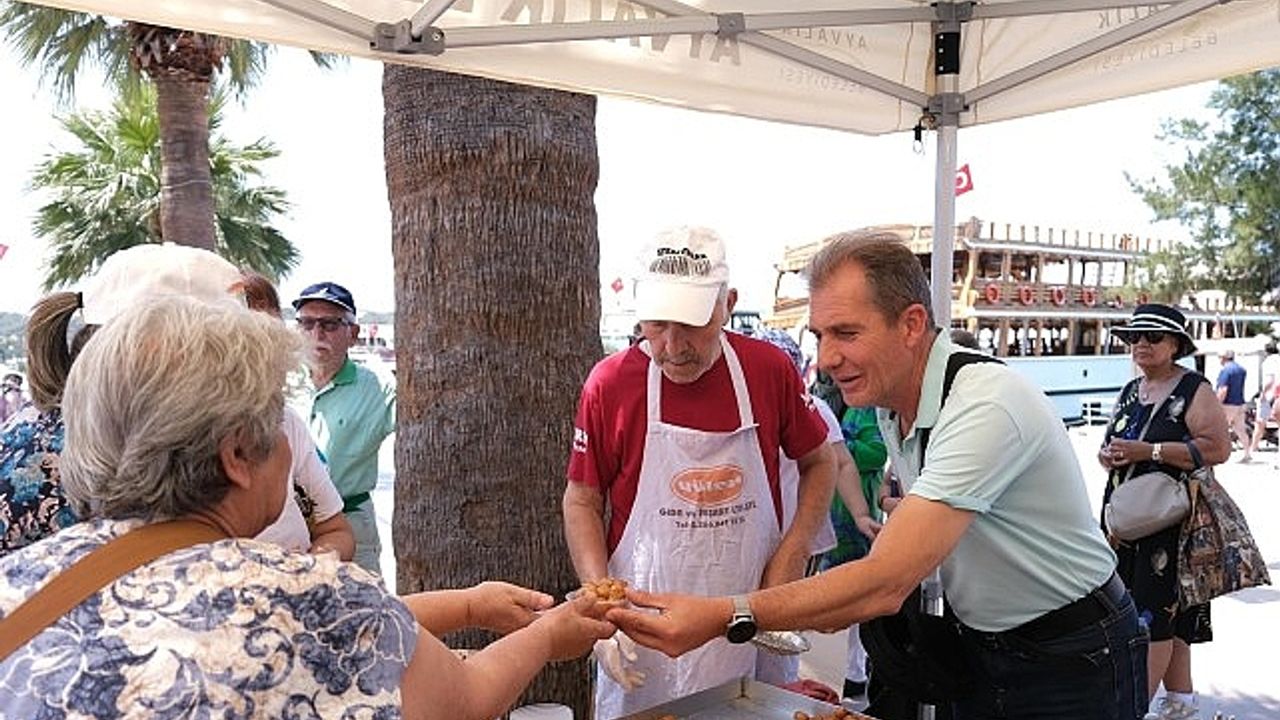 Rahmetli, Manisa Büyükşehir Belediye Başkanı Ferdi Zeyrek adına Cumhuriyet Meydanı’nda lokma hayrı