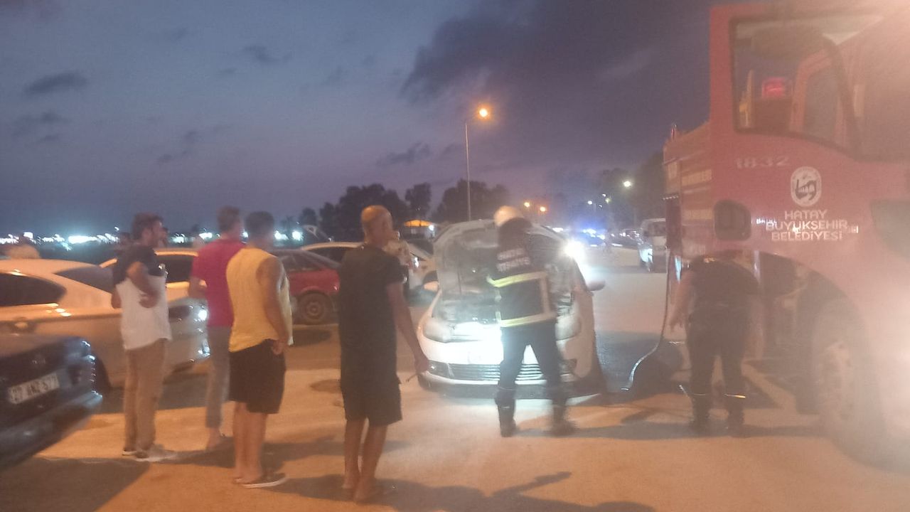 Samandağ'da gece araç yangını paniği!