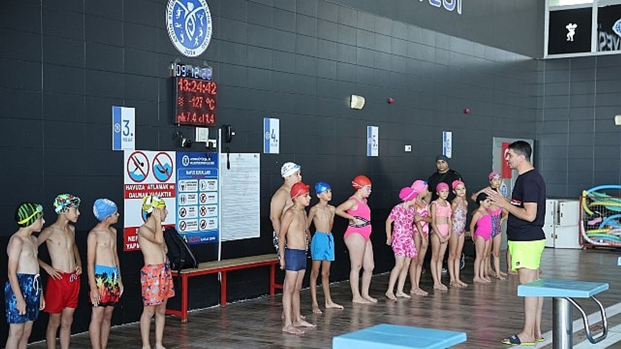 Aydınlı Minikler Büyükşehir Belediyesi ile Yüzmeyi Öğreniyor