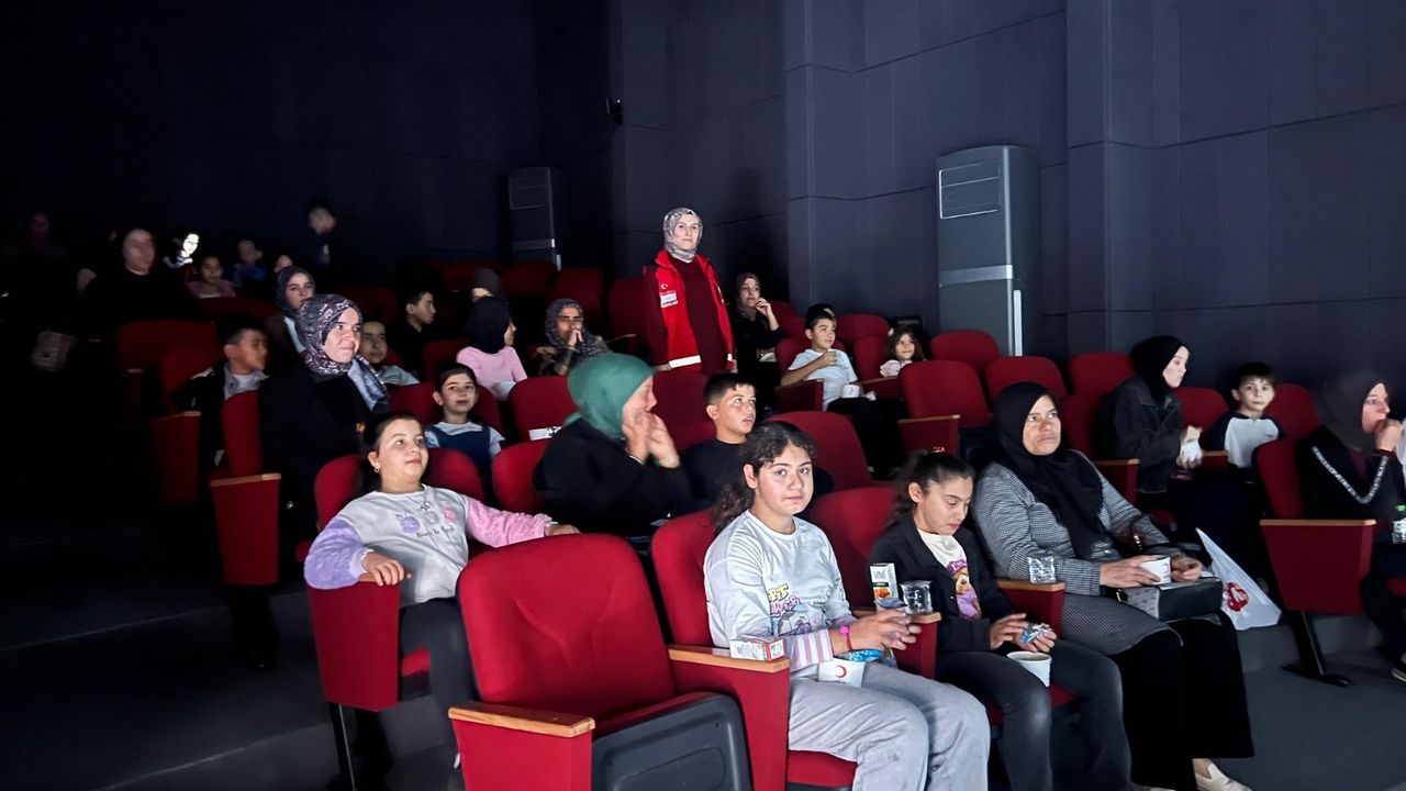 çocuklara gezi ve sinema etkinliği