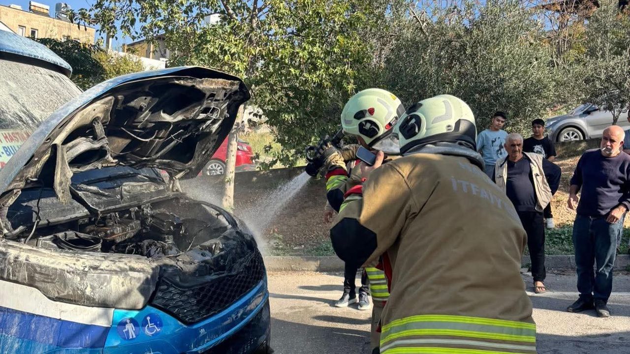 Kocatepe Mahallesinde Araç Yandı