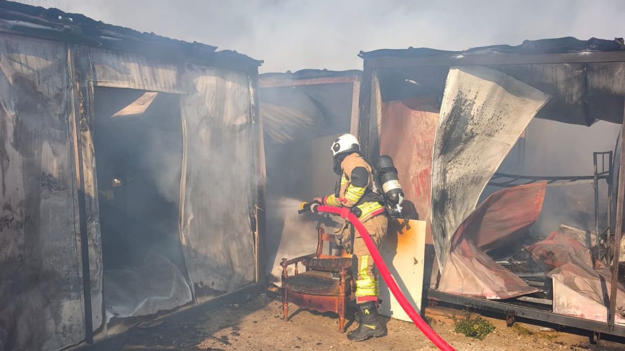 İskenderun’da İşçilerin Kaldığı Konteynerlerde Yangın