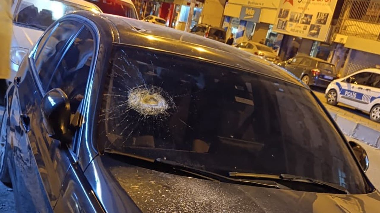Caddedeki araç camlarını ve vitrinleri taşla kırdı