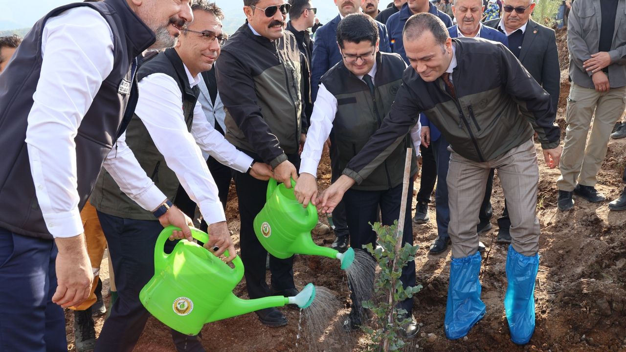 Deprem Şehitlerine 5 bin fidan