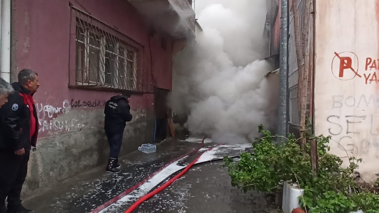 İskenderun’da Kumaş Deposunda Yangın...