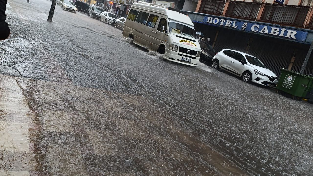 İskenderun’da Bardaktan Boşalırcasına Yağmur