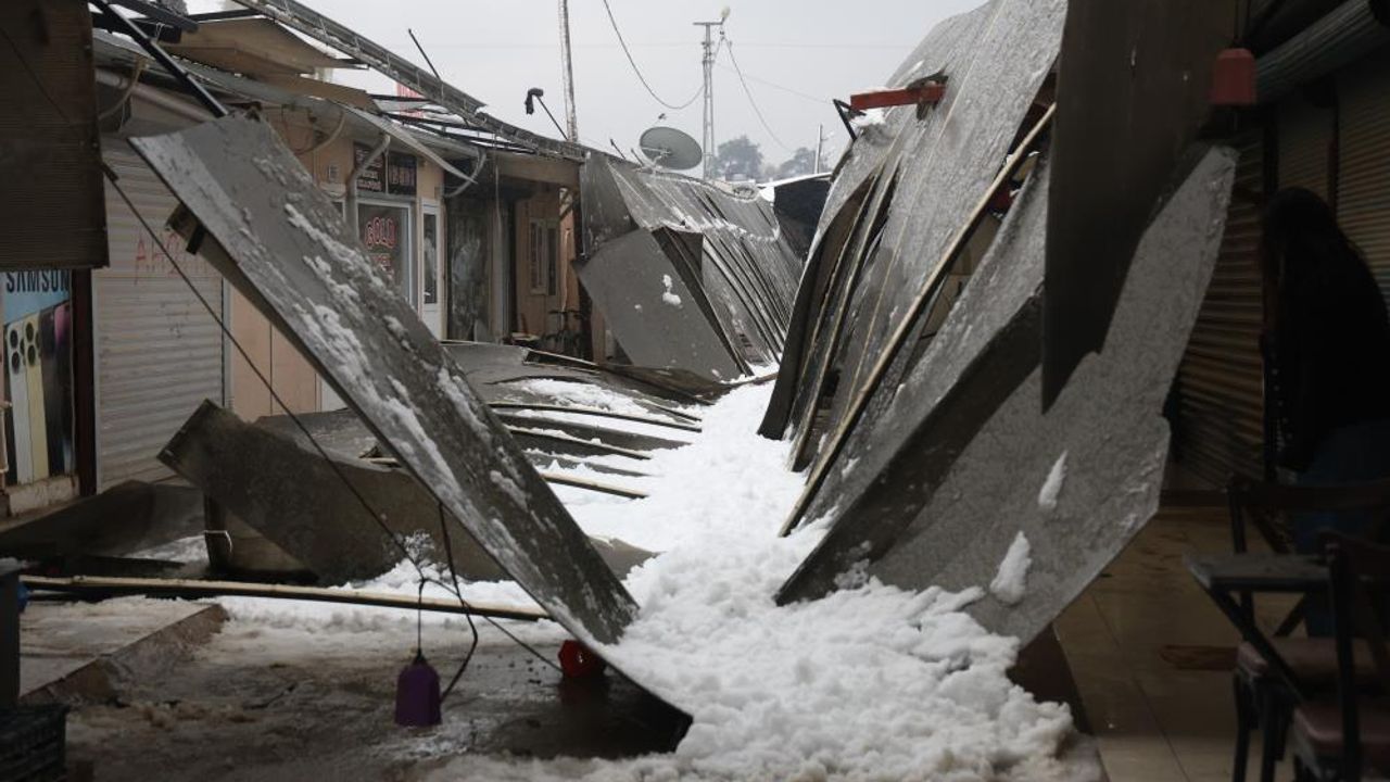 Plastik Çatı Kar Kütlesine Dayanamadı!