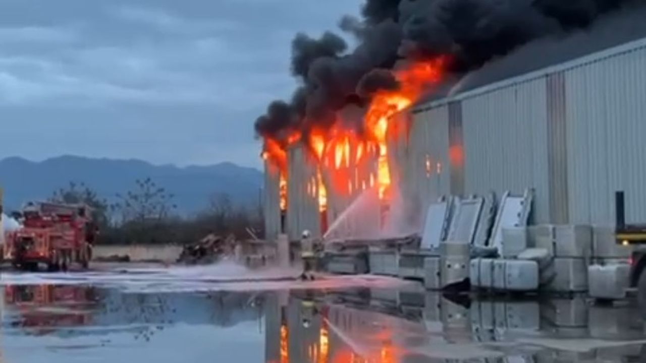 Dörtyol Yeşilköy’de Depo Yangını Korkuttu