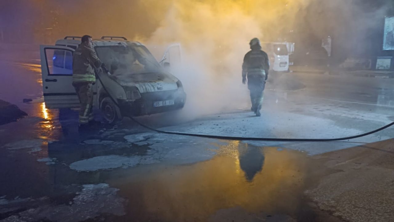 İskenderun’da Seyir Halindeki Hafif Ticari Araç Yandı