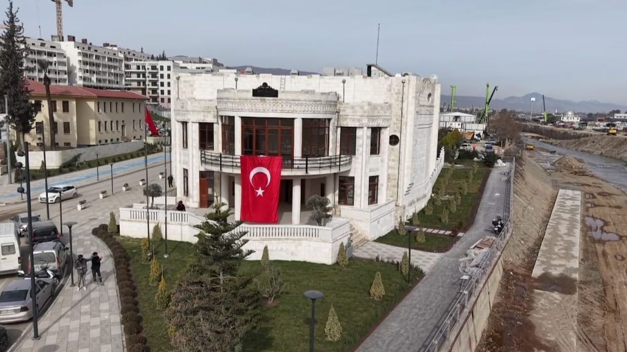 Tarihi Meclis Binasını Tanıttı