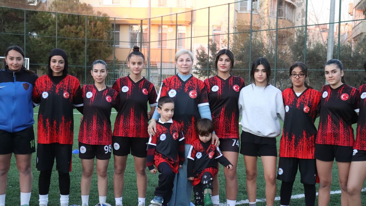 Kadın Futbolculara Sevgi Alpaydın’dan Ziyaret…