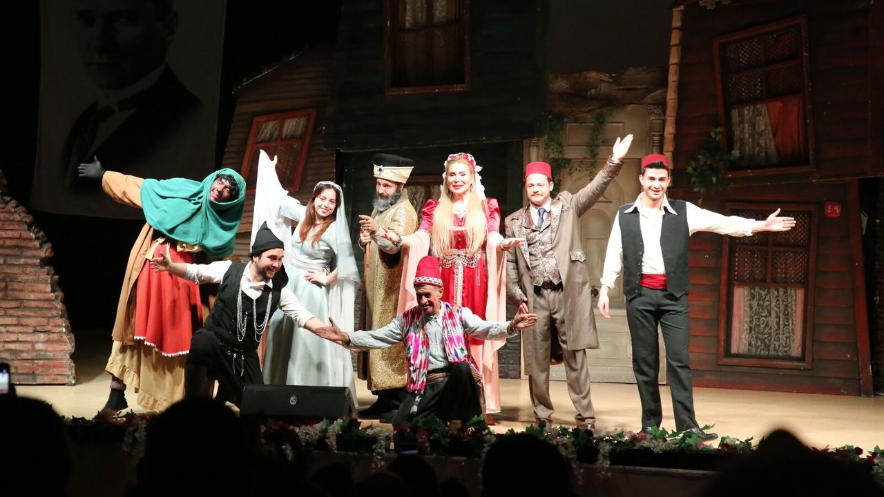 Ünlü Oyuncu Küçükayvaz ve Ekibi Hatay’da Sahne Aldı