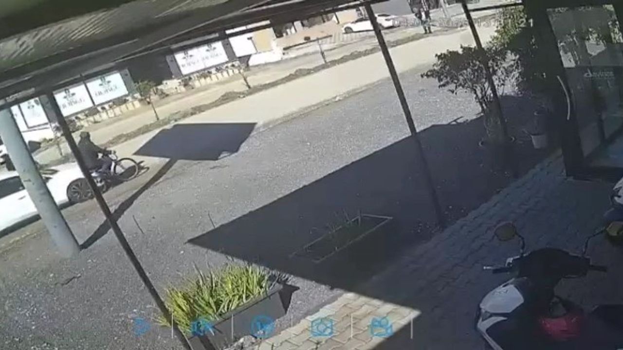 Otomobilin çarptığı bisikletli Güvenlik kamerasında