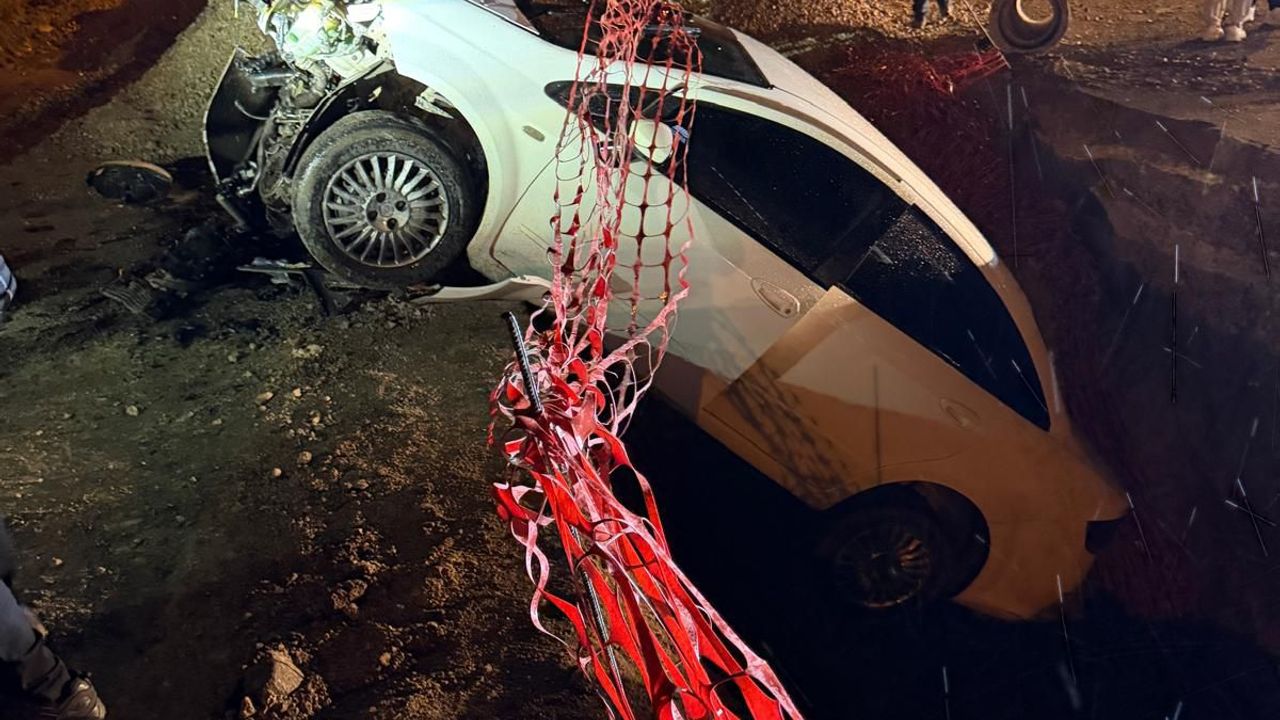 Araç çukura düştü
