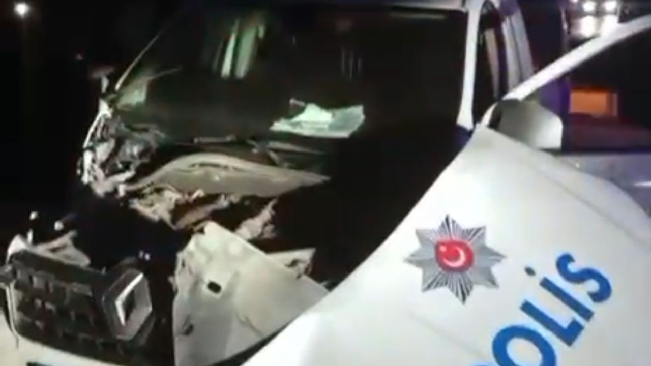 Polis Aracına Çarptı İki Yaralı