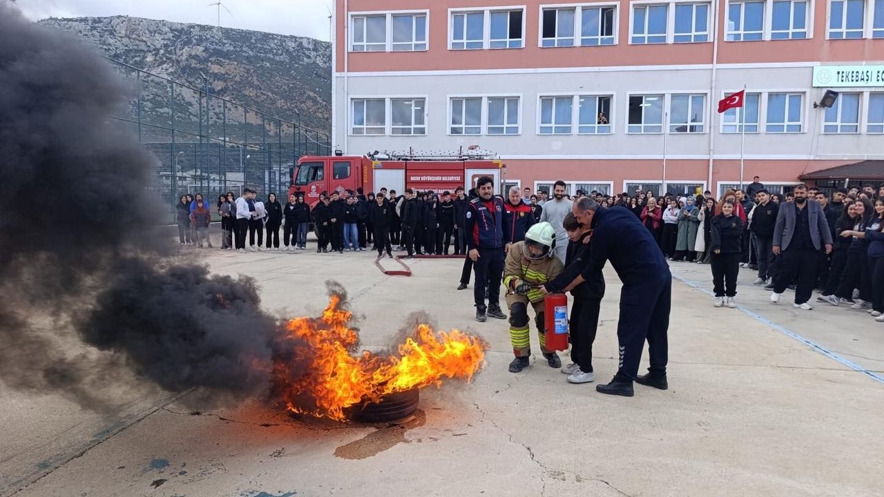Samandağ’da Öğrencilere Yangın Eğitimi ve Tatbikat