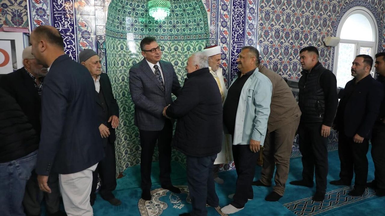 Dönmez Bayram Namazını Şekere Camii’nde Kıldı