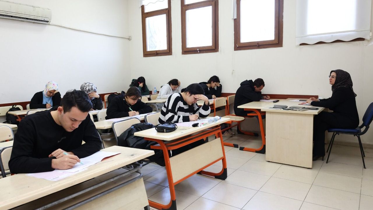 Lise Ve Üniversite Yolculuğunda Öğrencilere HBB Desteği