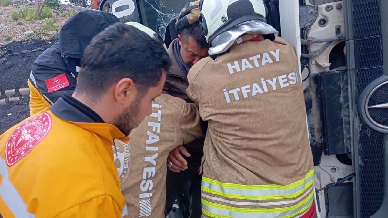 Samandağ’da kaza yapan kamyon yan yattı!