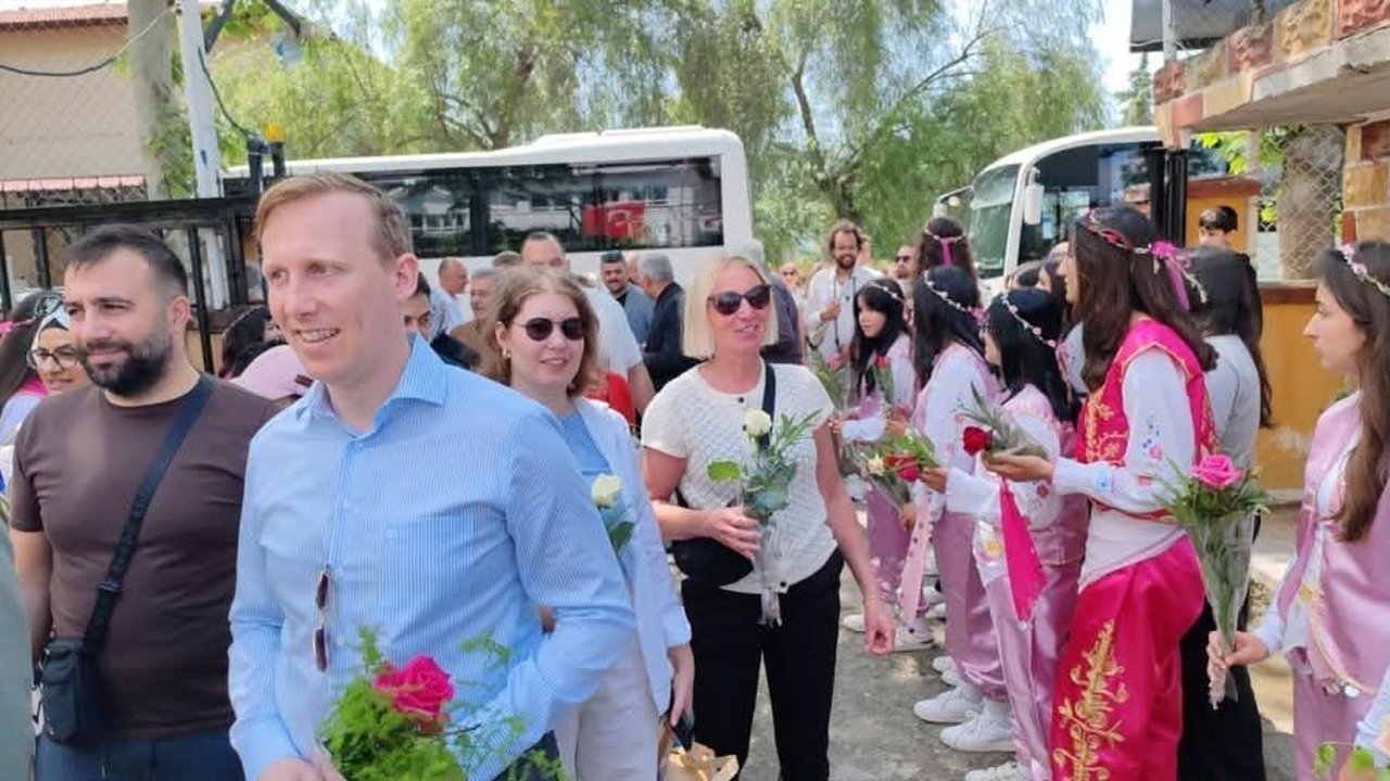 Erzin’de Kardeş Şehir Heyetinden Okul Ziyareti