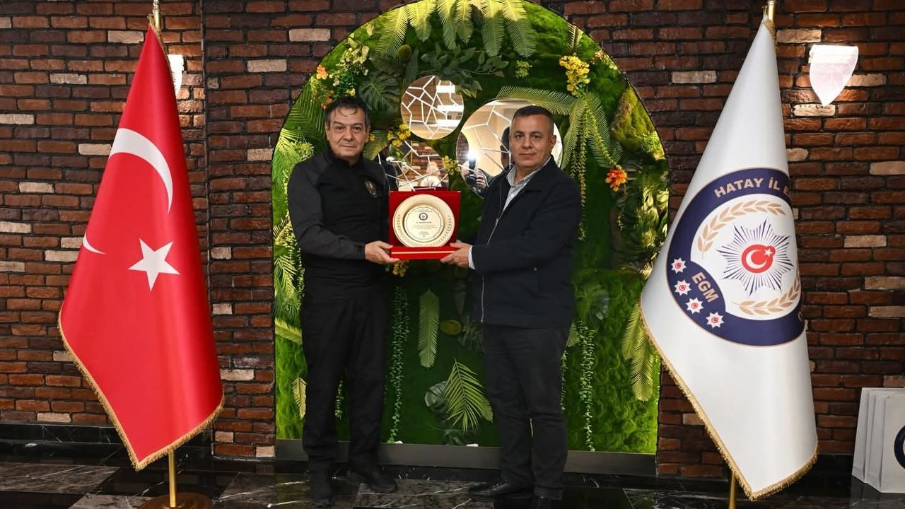 Emekliye Ayrılan Polislere plaket