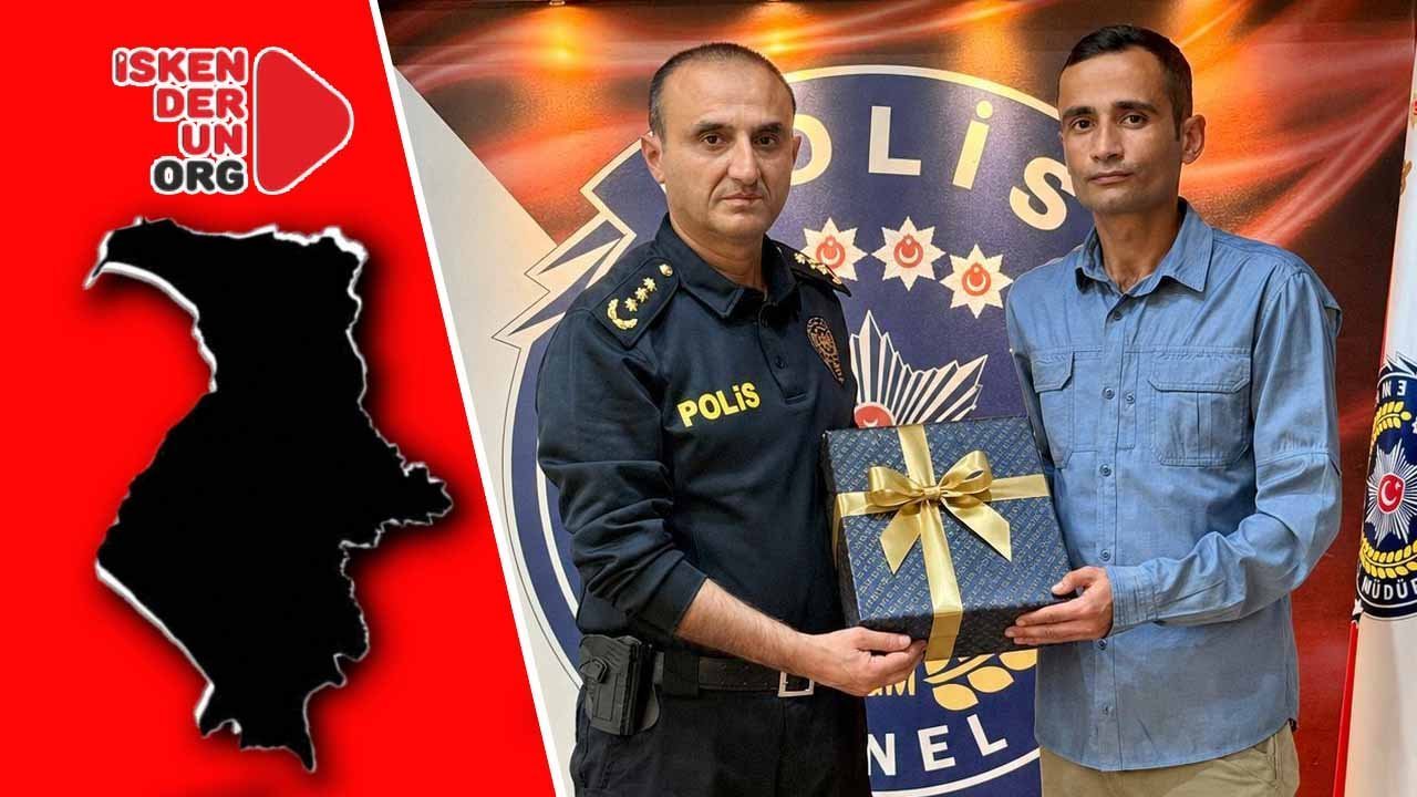Öğrencilerle Tek Tek İlgilenen Polis Ödüllendirildi