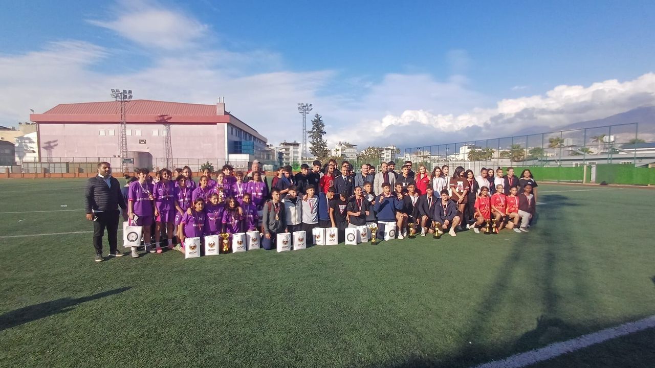 Sokaklar Bizim Futbol Turnuvasında Ödüllerini aldılar