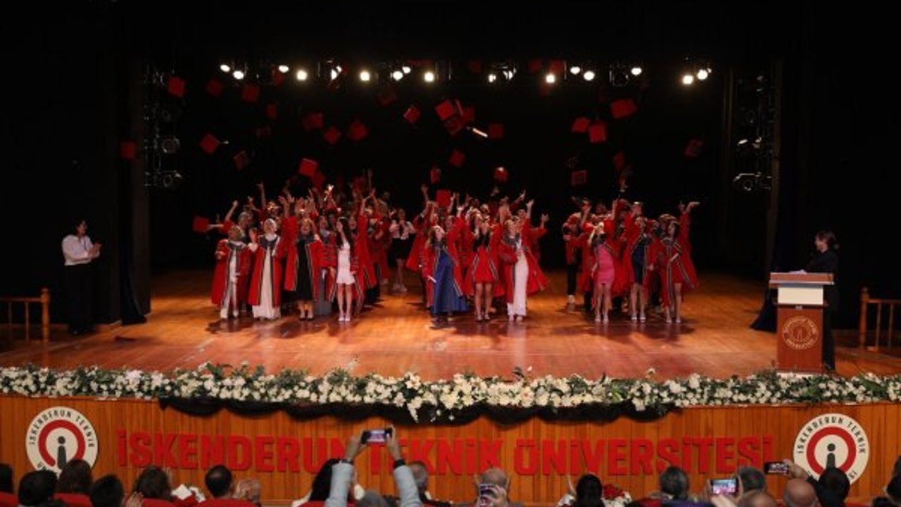 İSTE Turizm Fakültesi Mezunları Kep Attı