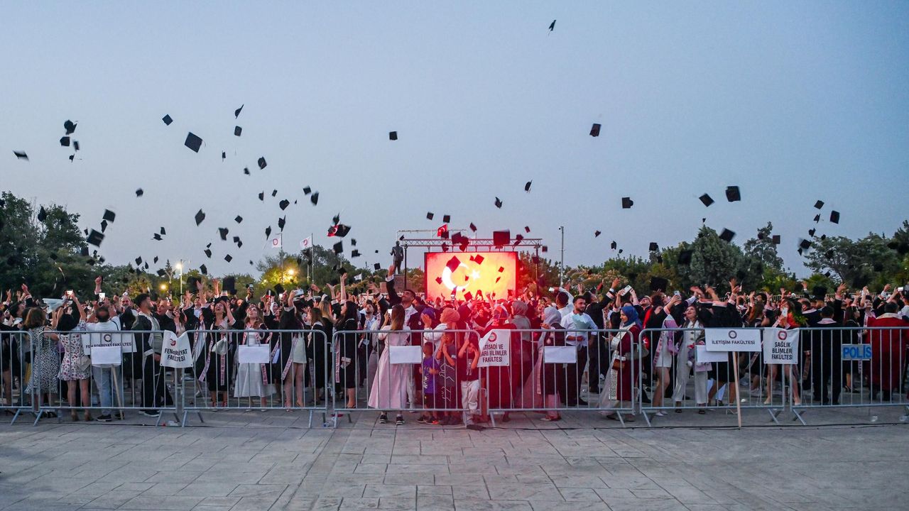 HMKÜ’DE Mezuniyet Coşkusu
