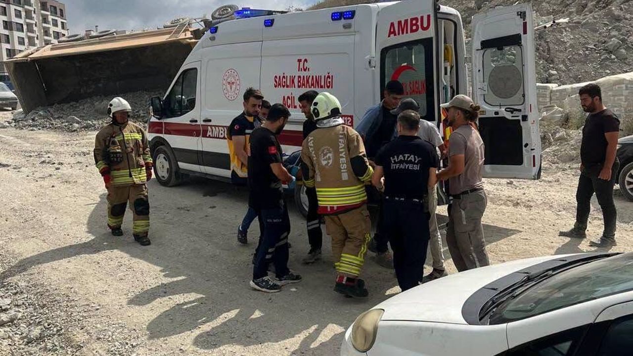 Samandağ'da Hafriyat Kamyonu Devrildi...