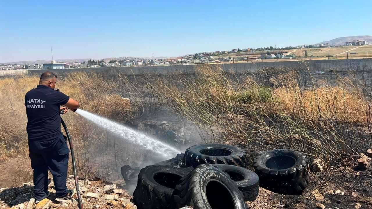 Reyhanlı'da Lastik ve Bahçe Yangını Korkuttu