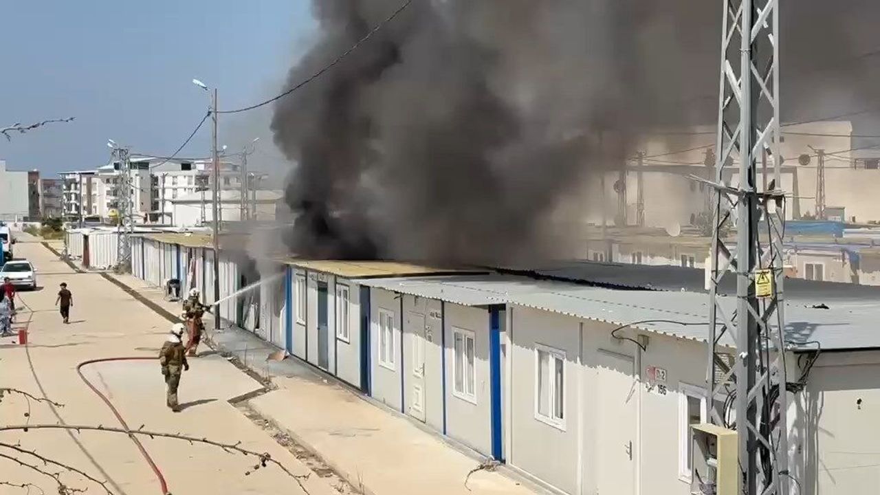 İskenderun’da Konteyner Yangını Paniğe Neden Oldu!