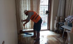Foseptiği taşan evi Belediye ekipleri temizledi…