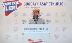Ekrem İmamoğlu, İstanbul’un iklim ve toprak şartlarına uyumlu yerli buğdayların deneme hasadını, Silivrili çiftçi Ercan Tarladaçalışır ile birlikte yaptı