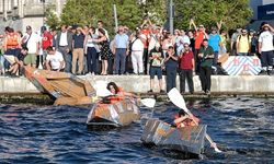 Karton tekneler İzmir Körfezi’nde kıyasıya yarıştı