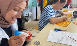 Quilling kâğıtlarını sanata dönüştürdüler