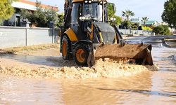 Çeşme Belediye ekipleri yoğun yağışa karşı sahada