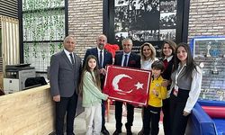 Öğrencilerden Başkan Topaloğlu’na Türk bayrağı 