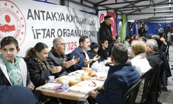 Vali Antakya’da iftar çadırında orucuna açtı…