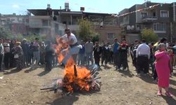 Nevruz Ateşinden atlandı, halaylar çekildi