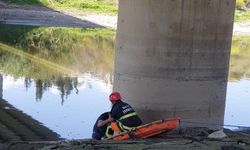 Asi Nehri’nde balık tutarken çamura saplandı!