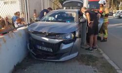 Kazada otomobil direkle duvar arasında sıkıştı!