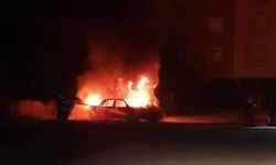 Park halindeki araç gece alev topuna döndü!