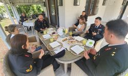 General ve Eşi Şehit Ailelerini Ziyaret Etti